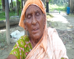 ছয় ছেলেমেয়ে থাকার পরও ভিক্ষা করছেন অন্ধ বৃদ্ধা